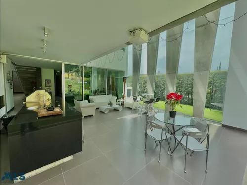 Hermosa Casa Con Energía Solar En Una Ubicación ...(mls#253904)