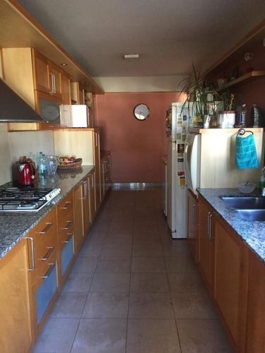 Casa De Categoría En Venta De 3 Dorm. En Villa Cabrera, A Metros Del Shopping.