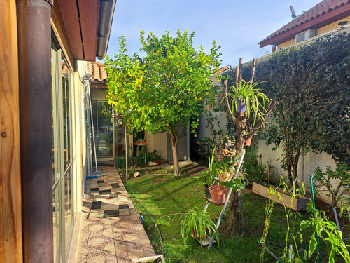 Casa Sólida Con Piscina En Condomio