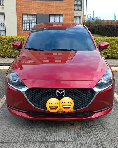 Mazda 2 Touring Hatchback Modelo 2023, Color Rojo Diamante