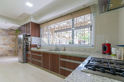 Venta Casa 6 Ambientes Con Amplio Parque En Barrio Pileta , Ramos Mejia.
