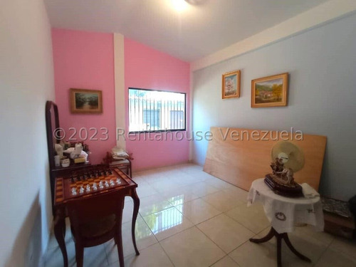 Julio Latouche 24-7529 Casa En Venta Trigal Sur Valencia, Amplia, Cómoda, Totalmente Re-modelada, Tanque Subterráneo