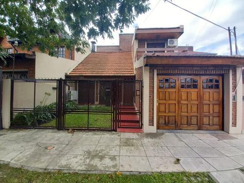 Casa 4 Ambientes Con 3 Dormitorios, Escritorio, Cochera Doble Y Jardin En Castelar Cod6106