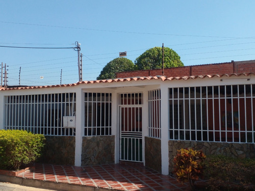 Lisbeth Garcia Vende Casa En La Urb. El Nispero, Turmero