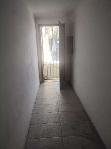 Imagen 5 de 9 de Apto Tipo Casita Interior Con Patio En Av Gral San Martin Y Pablo Ehrlich 1 Dormitorio Con Patio Reciclado. Interior Con Rejas Y Sin Gc