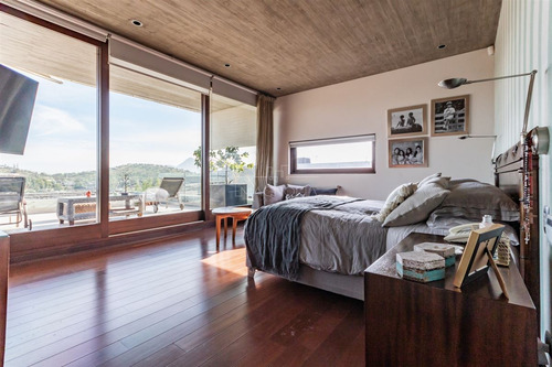 Casa En Venta De 6 Dorm. En Lo Barnechea