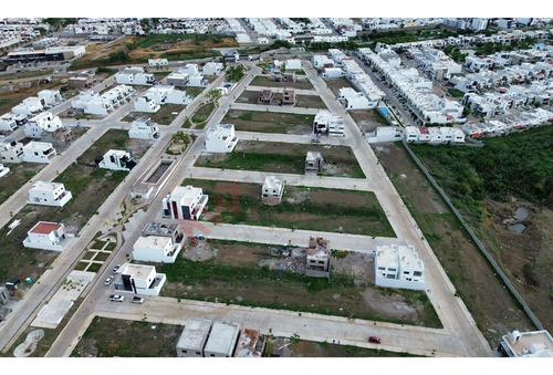 Terreno En Venta En Privada Coto Platino Norte Con Alberca, Casa Club, Areas Deportivas Con Segur...