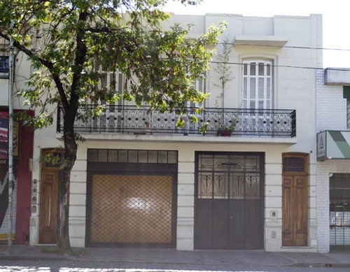 Edificio Con 2 Viviendas, Oficinas, Galpón, Jardín Y Garaje. Av. Alberdi 3181