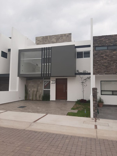 Se Vende Preciosa Casa En Cañadas Del Arroyo, Jardín, 3 Reca