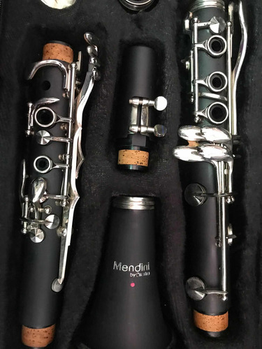 Imagen 2 de 6 de Clarinete En Bb Marca Mendini By Cecilio