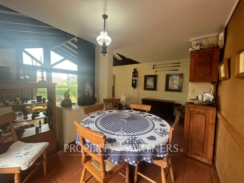 Casa Sólida Estilo Español En Sector Tradicional