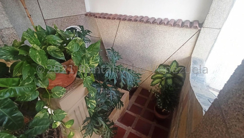 Vendo Hermoso Townhouse Urb Valle Paraiso Turmero, Cód. 25-13709 Myc