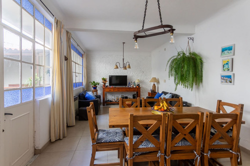 Única En Su Estilo. Venta De Casa En Malvin, 5 Dormitorios, Padrón Único.