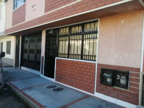 Imagen 1 de 8 de Casa De 5 Ambientes