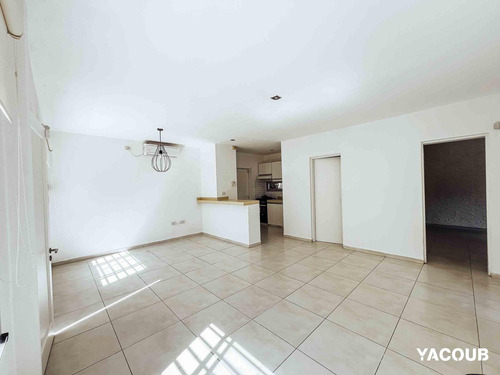 Casa En Venta - 2 Dormitorios 1 Baño - Cochera - 105mts2 - City Bell