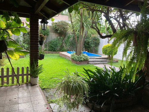 Imagen 6 de 28 de Chalet En Venta De 5 Ambientes Con Cochera En Banfield