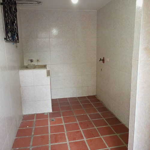Imagen 18 de 28 de Casa Céntrica Calle Cerrada Sin Amoblar, Aire Acondicionado Central, Estilo Colonial En Alquiler Y/o Venta Trigal Norte (hg)