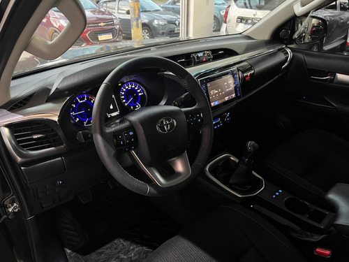 Imagen 8 de 11 de Toyota Hilux 2016 2.8 Cd Srv 177cv 4x2