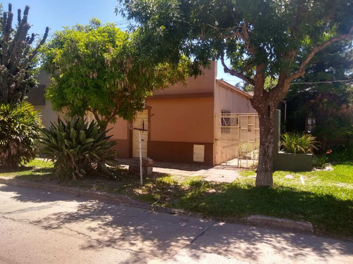 Imagen 1 de 11 de Casa Tres Dormitorios Barrio Oeste