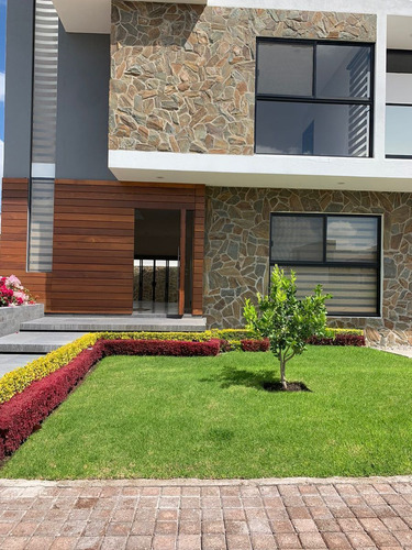 Se Vende Casa En La Condesa Juriquilla, Estudio O 5ta Recamara En Pb, Roof G