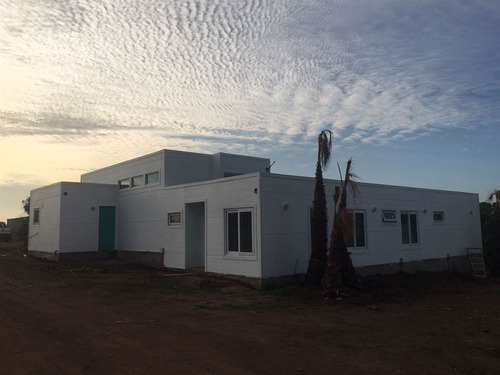 Casa En Venta De 4 Dorm. En Concón