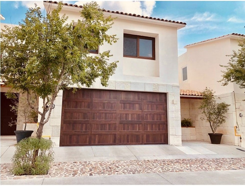 Venta De Casa Estilo Contemporánea El Refugio Ycc
