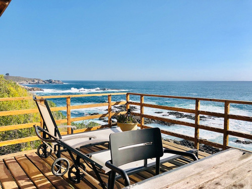 Sólida Casa En Venta En Primera Línea De Zapallar