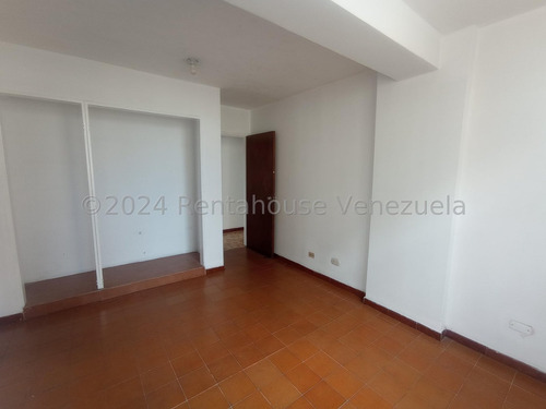Apartamento En Venta Economico Grande Cómodo Cn 125 Metros 4 Habitaciones 2 Baños Zona Centro Maracay Agua Constante Seguridad Nela 2425950