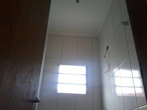 Imagem 20 de 30 de Imóvel Novo Tipo Casa Térrea Em Condominio Fechado Com Excelente Acabamento Com Azulejo Até O Teto Tanto Na Cozinha Como No Banheiro E Moldura De Gesso Nestes Dois Ambientes Janela De Alumínio Cor B