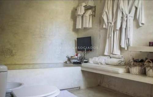 Casa En Venta De 3 Dormitorios En Manantiales- Ref: 3836