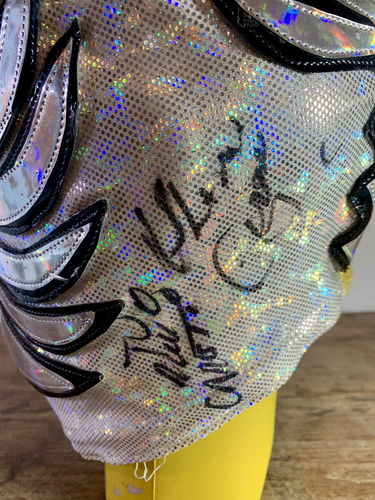 Máscara Caristico (místico) Autografiada (Usado)