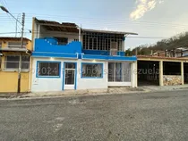Comprar Amplia Y Cómoda Casa De 2 Niveles, Con Potencial Para Desarrollar Actividad Comercial Ya Que Cuenta Con Entrada Independiente Hacia Su Planta Alta, Con Sala De Usos Múltiples Y Espacios