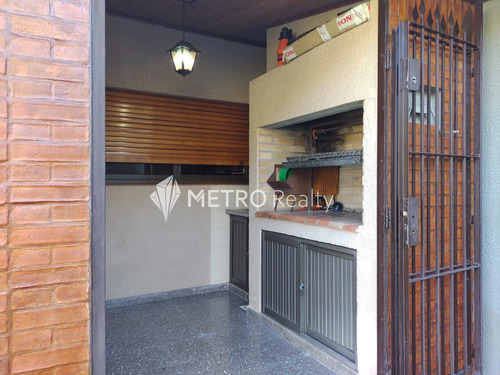 Casa En Venta 4 Ambientes Con Cochera Y Jardin En Bernal Centro