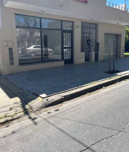 Casa En Venta 4 Dormitorios, Con Local Y Departamento En Calle Ituzaingó, Luján