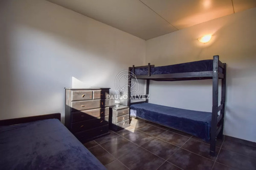 Casa En Piriápolis, Barrio Portales A 200 Metros Del Mar. Dos Dormitorios, Dos Baños, Precio Cercado.