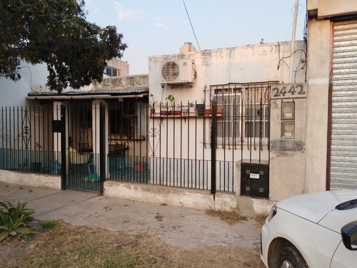 Imagen 2 de 25 de Casa De 3 Ambientes Con 2 Deptos Al Fondo