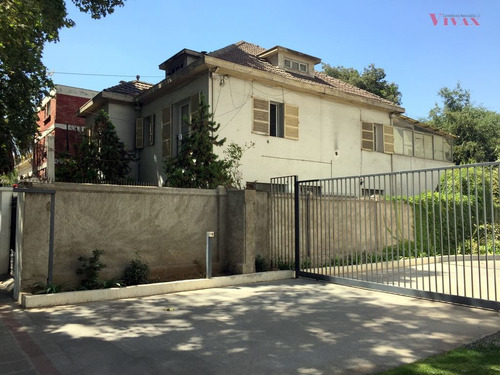 Casa En Arriendo De 6 Dorm. En Providencia