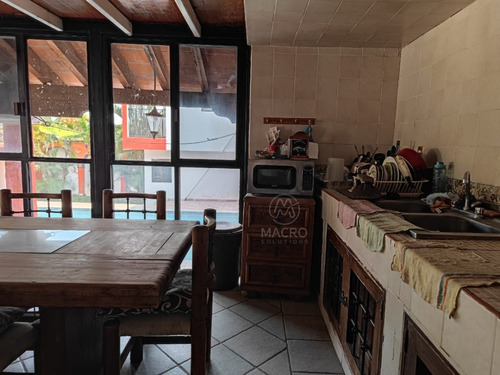 Casa En Venta En Col. Las Brisas, Temixco, Morelos Con Alberca Y Jardín.