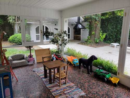 Casa De Estilo En Barrio Parque