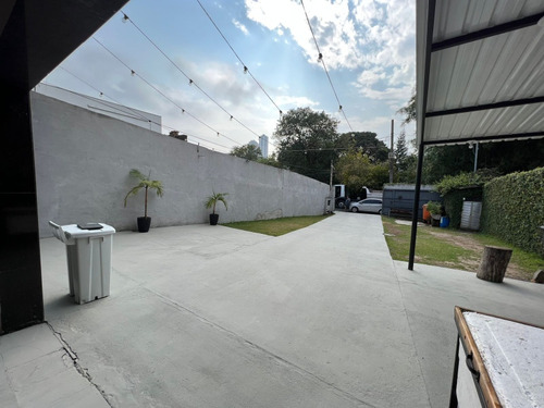 Salão De Festa Com Piscina
