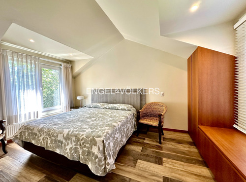 Casa Estilo Colonial Inglés, Borde De Cancha