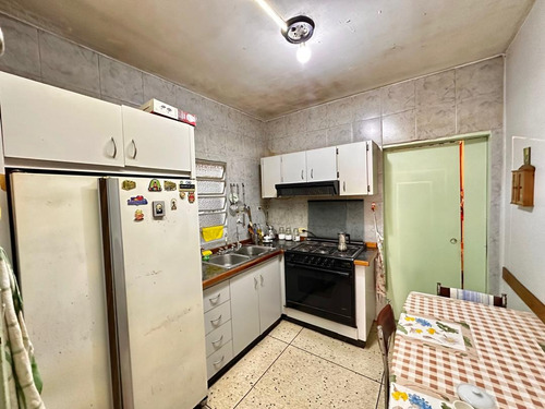 Catia. Edificio - Casa De Tres Niveles En Venta De 400m2
