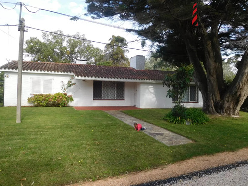 Oportunidad Destacada.construcción Solida Sobre Muy Buen Terreno, Ubicada En Golf
