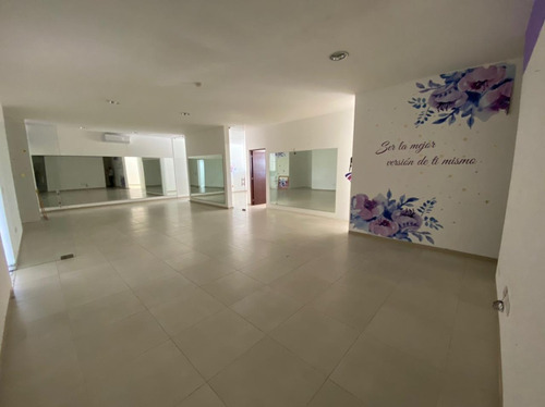 Renta De Local Comercial Con Bodega De 25m2 En Plaza Las Velas L-24a, Total De 162 M2 Cancún.