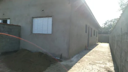 Casa 2 Dormitórios Em Bairro Residencial, Próximo A Comércios, Escolas, Transportes E Muito Mais!