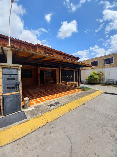 En Venta Casa 214m2 3h/4b/5p. Guatire.