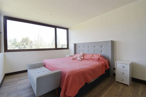 Casa En Venta De 5 Dorm. En Colina