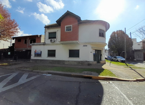 Imagen 2 de 30 de Chalet 6 Amb En 2 Plantas S/lote De 348m2. Excelente Ubicacion.