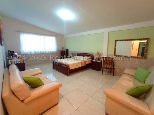 Julio Latouche 24-7529 Casa En Venta Trigal Sur Valencia, Amplia, Cómoda, Totalmente Re-modelada, Tanque Subterráneo
