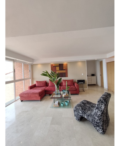 Se Alquila Bello Apartamento Ubicado En Loma Linda.
